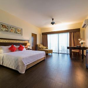 Deluxe King Room Lake View